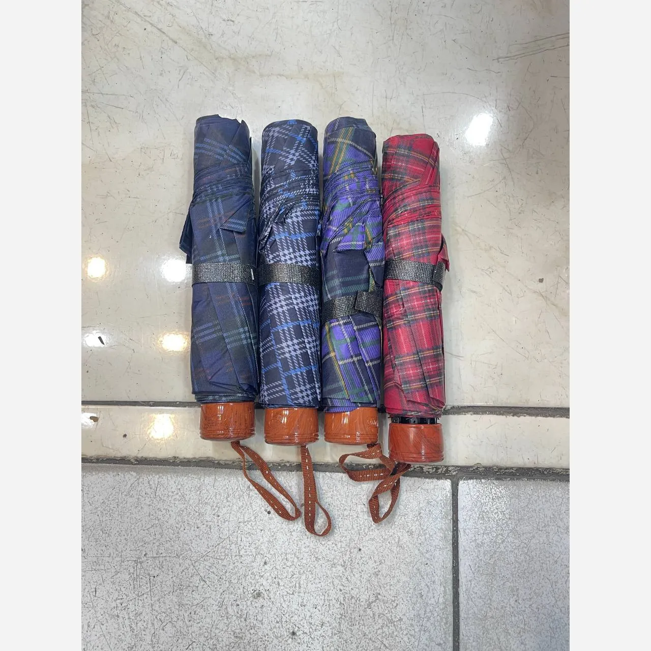 چتر چهار خانه تاشو ضد باد سبک و کمجا پارچه ضد آب مناسب باران و آفتاب زنانه و مردانه